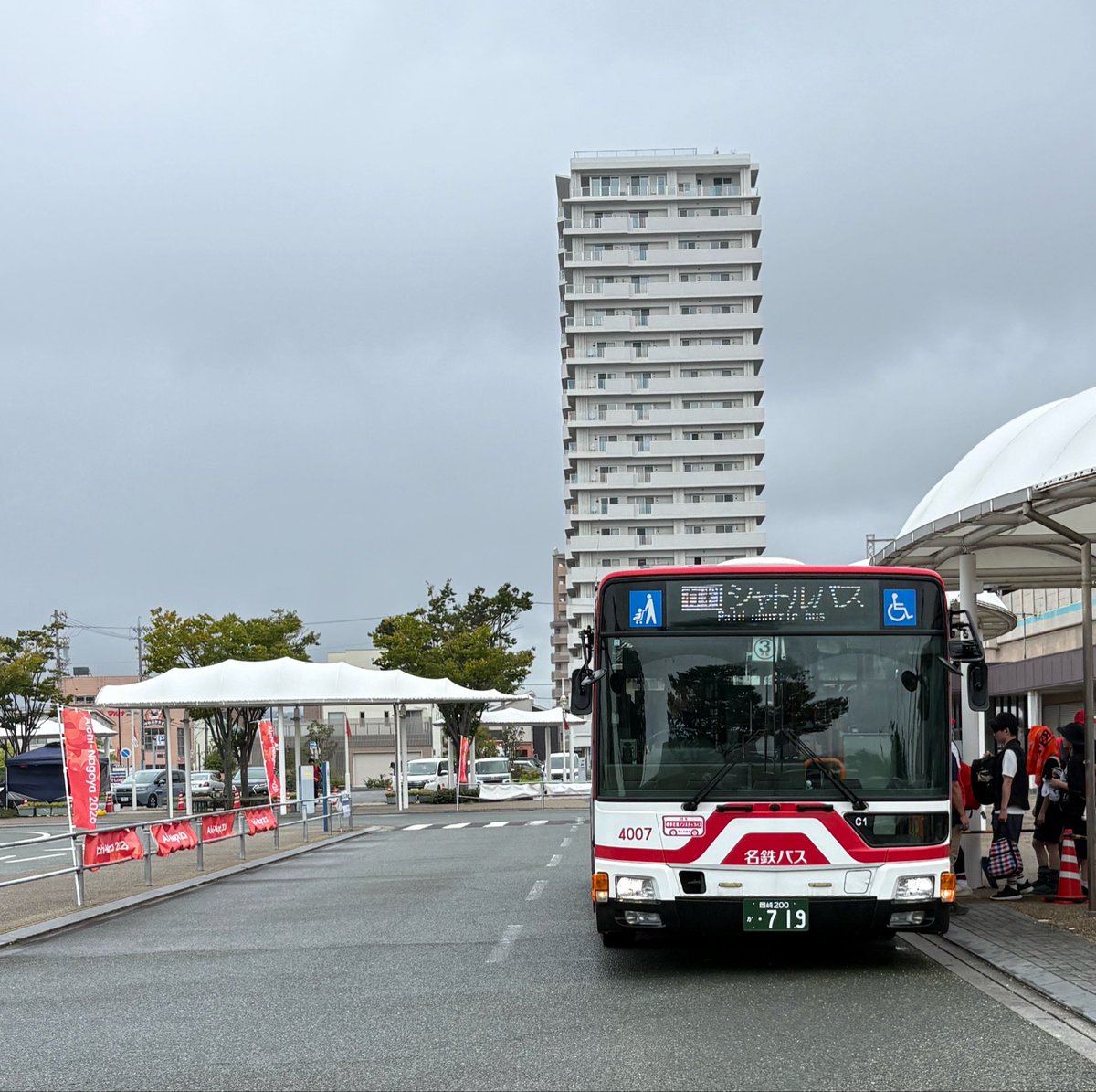 Grell1105's tweet photo. 9/13トレジャー2026
蒲郡駅前から会場までのシャトルバス
1台目に乗れたので…11時5分到着

ずっと小雨☂️ https://t.co/DoO0pCbcvw