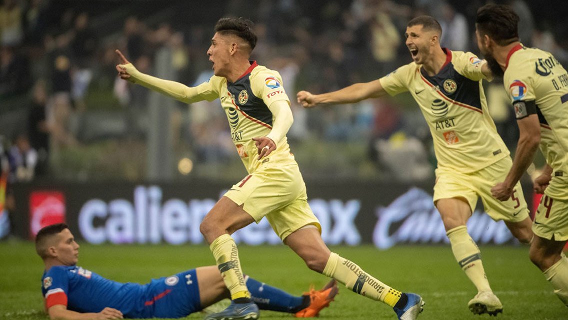 CF_America_13's tweet photo. ¿Se acuerdan de Iván Marcone el ídolo cruzazulino que tenían catalogado como el mejor de la Liga?

Bueno, pues así terminó: tirado en el pasto, humillado, derrotado y pisoteado como todos los aficionados del Cruz Azul.

Era la 3era final que perdían con el Club América. Paternidad