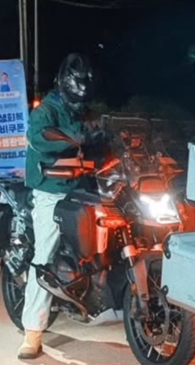 MissBadSpeller's tweet photo. The friend included Hyungsik, whom we know is close to this guy in green(?)
#Ireallyshouldleavethemalone #buticant https://t.co/4TMrIRs1aX