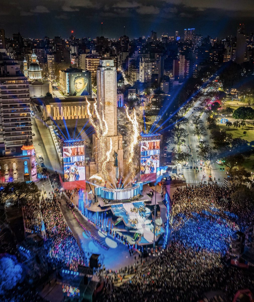romidiezok's tweet photo. Más allá de toda diferencia política, ver a Rosario volver a brillar, con seguridad y con su gente disfrutando de la ciudad, emociona.

Rosario es demasiado bella. Hoy todos podemos sentirnos orgullosos de ver así nuestro Monumento.

Gracias Presidente @JMilei por tomar la decisión de dar la batalla contra el narcotráfico y devolvernos la seguridad con el Plan Bandera. Por generar el marco para que Rosario pudiera empezar a recuperar algo que nunca debió perder: la calle, la tranquilidad y la libertad.

Y cuando las cosas se hacen bien, hay que reconocerlas. Gracias también al gobernador @maxipullaro y al intendente @pablojavkin por el trabajo conjunto.

Por encima de cualquier diferencia: Rosario, Santa Fe. Siempre. 🇦🇷💜

VLLC!!