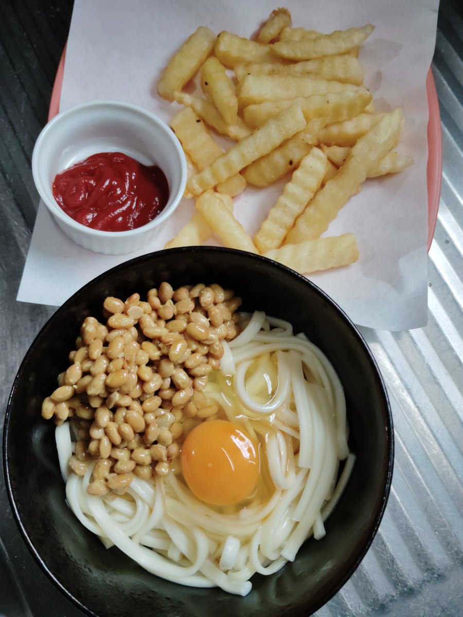 naoueno2's tweet photo. 納豆と生卵のうどんです。 フラポテは野菜に属すると思います。 https://t.co/j5wOGBFq6O