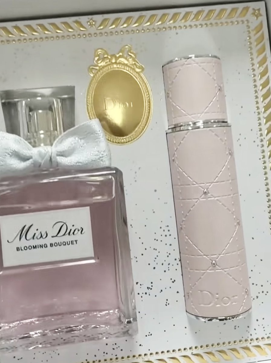 Chisnlipto's tweet photo. Diorの今年のクリスマスコフレかなぁ？🎄🪞✨
メダリオン大好きだから買っちゃいそう😭💖
もうちょっとラインナップ増える気がするけど🤭💄 https://t.co/8JiBMbALLl