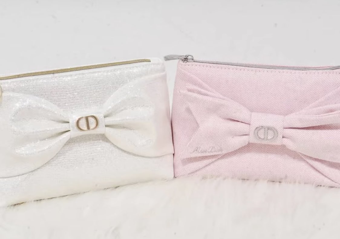 Chisnlipto's tweet photo. Diorの今年のクリスマスコフレかなぁ？🎄🪞✨
メダリオン大好きだから買っちゃいそう😭💖
もうちょっとラインナップ増える気がするけど🤭💄 https://t.co/8JiBMbALLl