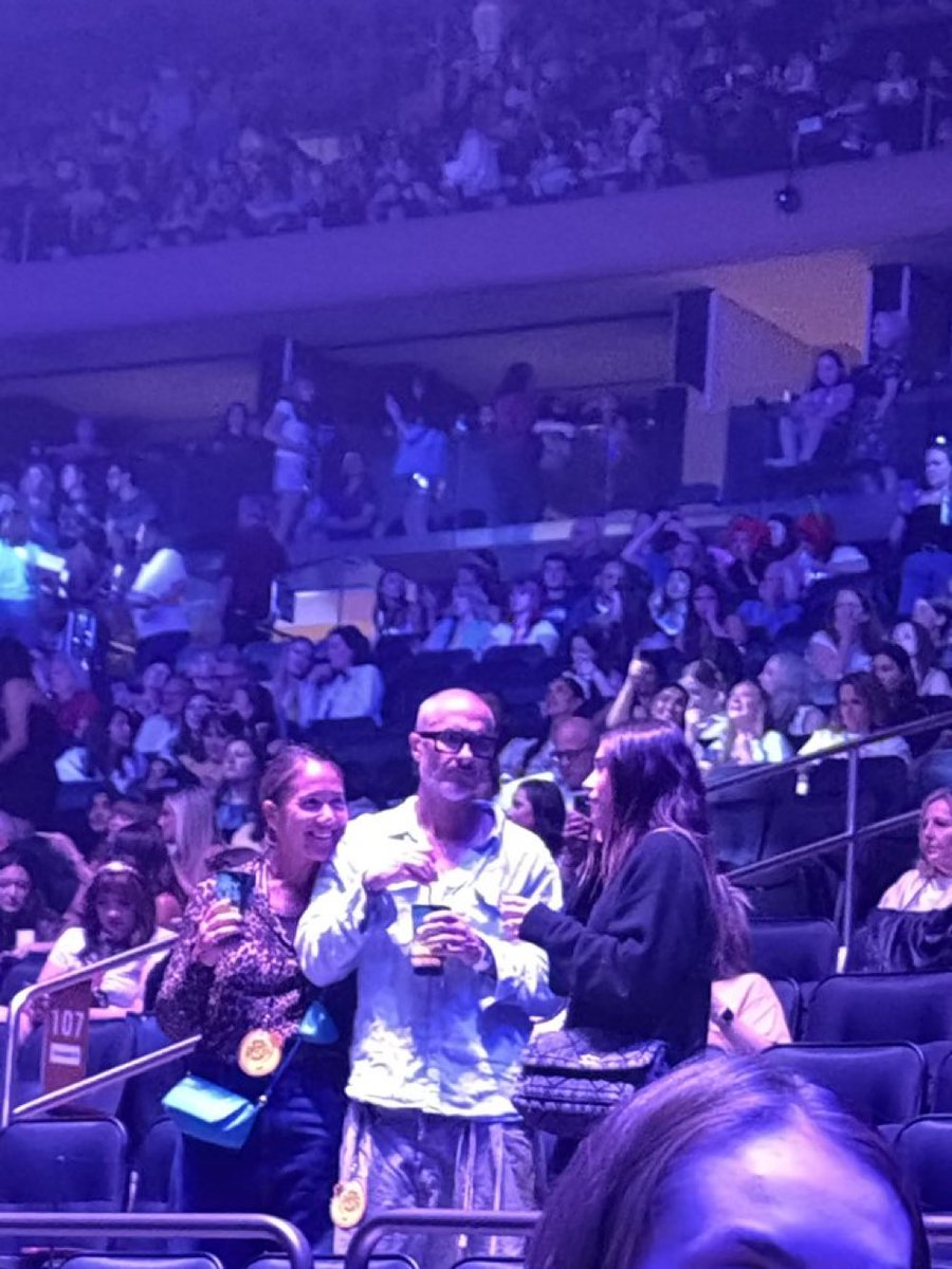 bestharrysbr's tweet photo. Zane Lowe está presente no show do Harry hoje no Madison Square Garden.

#TogetherTogetherNYC https://t.co/gxWz7mvVxZ