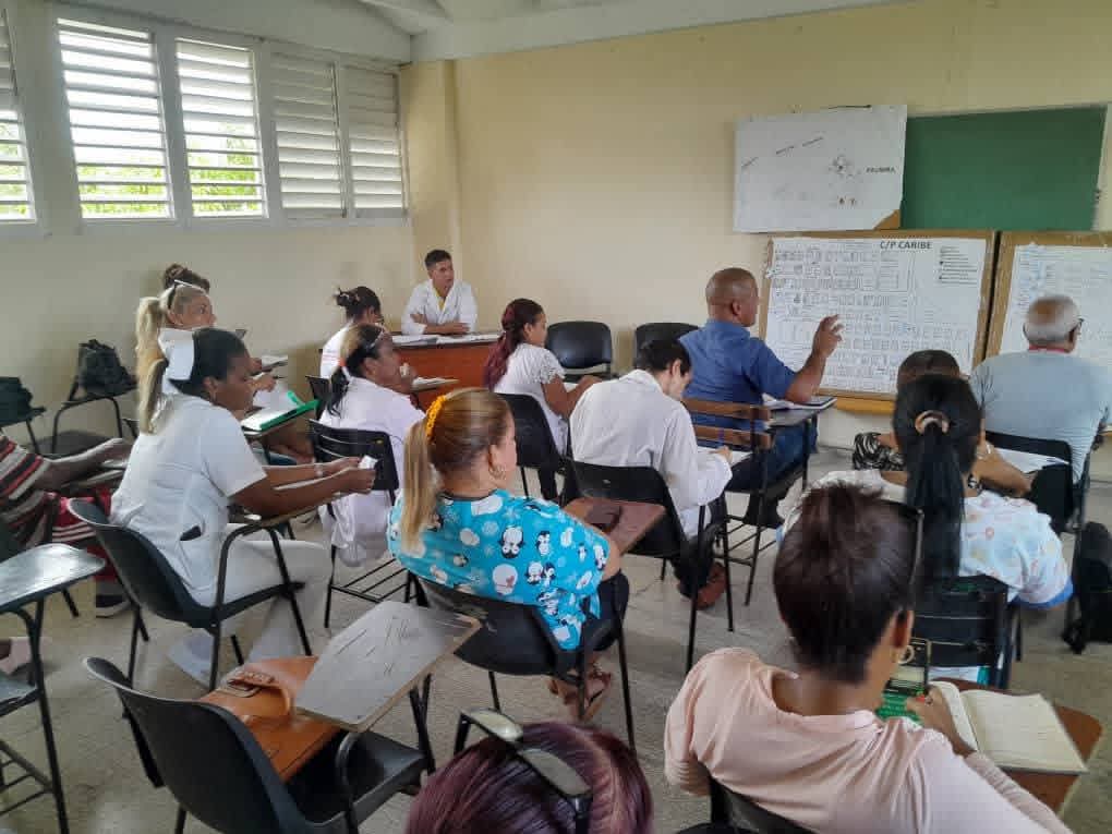 SaludGuantanamo's tweet photo. 🦟🚫 Las reuniones para análisis de la situación epidemiológica se vuelven constantes semanalmente en cada municipio y área de salud de #Guantánamo, con resúmenes centrales presididos por la directiva general, el gobierno y Partido, sobre la marcha de la campaña #antivectorial. https://t.co/ZPRrLNa7I5
