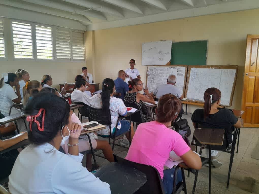SaludGuantanamo's tweet photo. 🦟🚫 Las reuniones para análisis de la situación epidemiológica se vuelven constantes semanalmente en cada municipio y área de salud de #Guantánamo, con resúmenes centrales presididos por la directiva general, el gobierno y Partido, sobre la marcha de la campaña #antivectorial. https://t.co/ZPRrLNa7I5