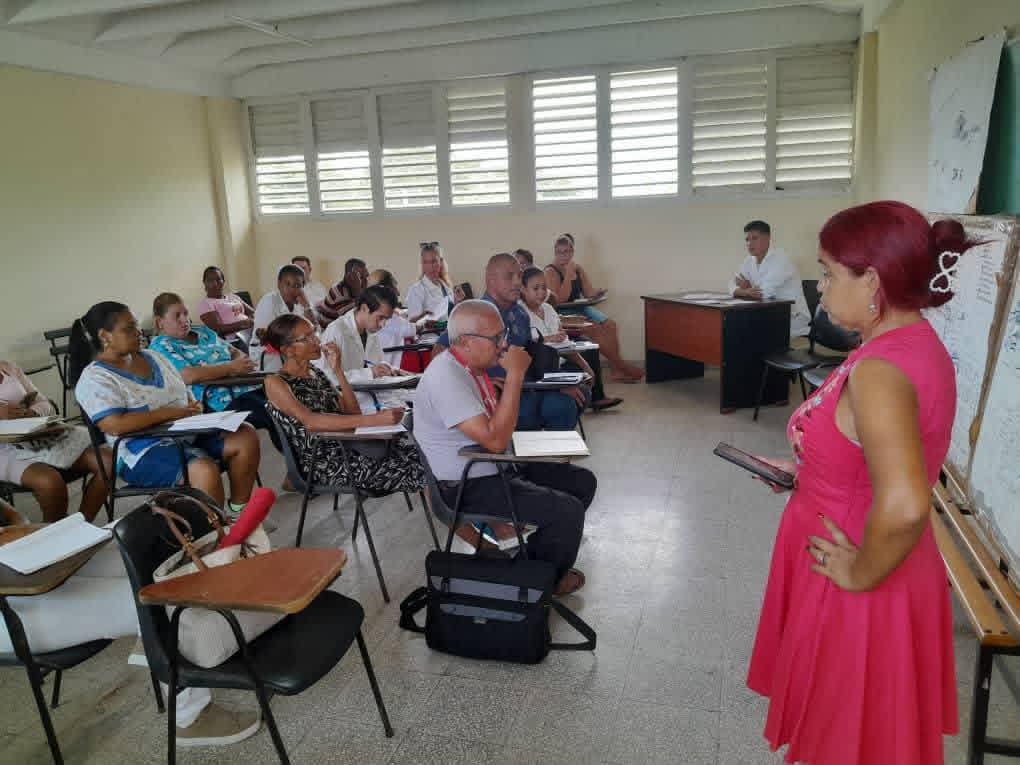 SaludGuantanamo's tweet photo. 🦟🚫 Las reuniones para análisis de la situación epidemiológica se vuelven constantes semanalmente en cada municipio y área de salud de #Guantánamo, con resúmenes centrales presididos por la directiva general, el gobierno y Partido, sobre la marcha de la campaña #antivectorial. https://t.co/ZPRrLNa7I5