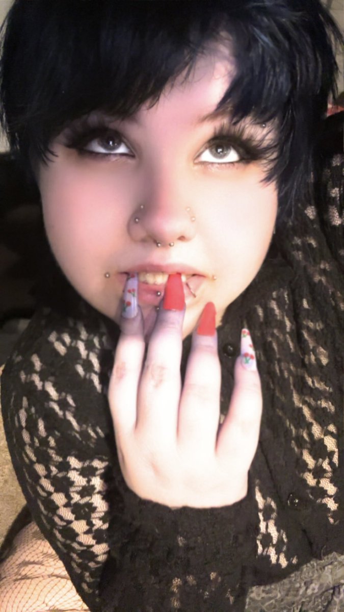 axelspluto's tweet photo. everyone i am infact alive i learned how to put on lashes and i got kicked out of college and i am barely alive but i am alive https://t.co/AW1MRqQwwH