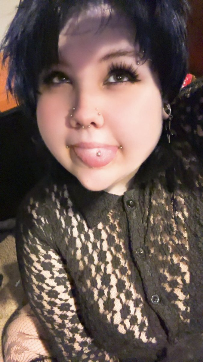 axelspluto's tweet photo. everyone i am infact alive i learned how to put on lashes and i got kicked out of college and i am barely alive but i am alive https://t.co/AW1MRqQwwH
