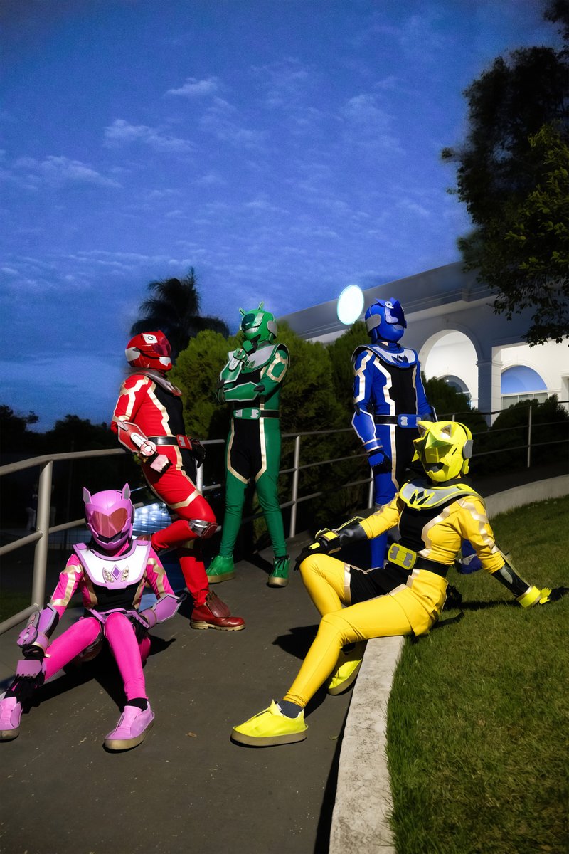 kizunaredranger's tweet photo. 絆創戦隊キズナファイブで、新しいイベントに参加してきました！

今回は少しリラックスした雰囲気で、ただ友達同士で楽しく過ごすために参加しました

これからの投稿では、メンバー一人ひとりの写真をアップしていきます！

#異世界レッド
#コスプレ
#特撮 https://t.co/D5VqCxjQag