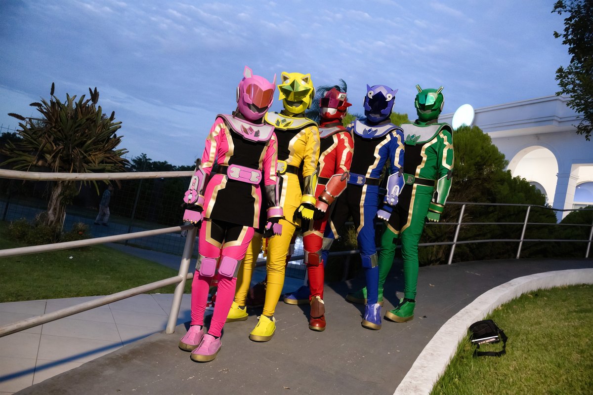 kizunaredranger's tweet photo. 絆創戦隊キズナファイブで、新しいイベントに参加してきました！

今回は少しリラックスした雰囲気で、ただ友達同士で楽しく過ごすために参加しました

これからの投稿では、メンバー一人ひとりの写真をアップしていきます！

#異世界レッド
#コスプレ
#特撮 https://t.co/D5VqCxjQag