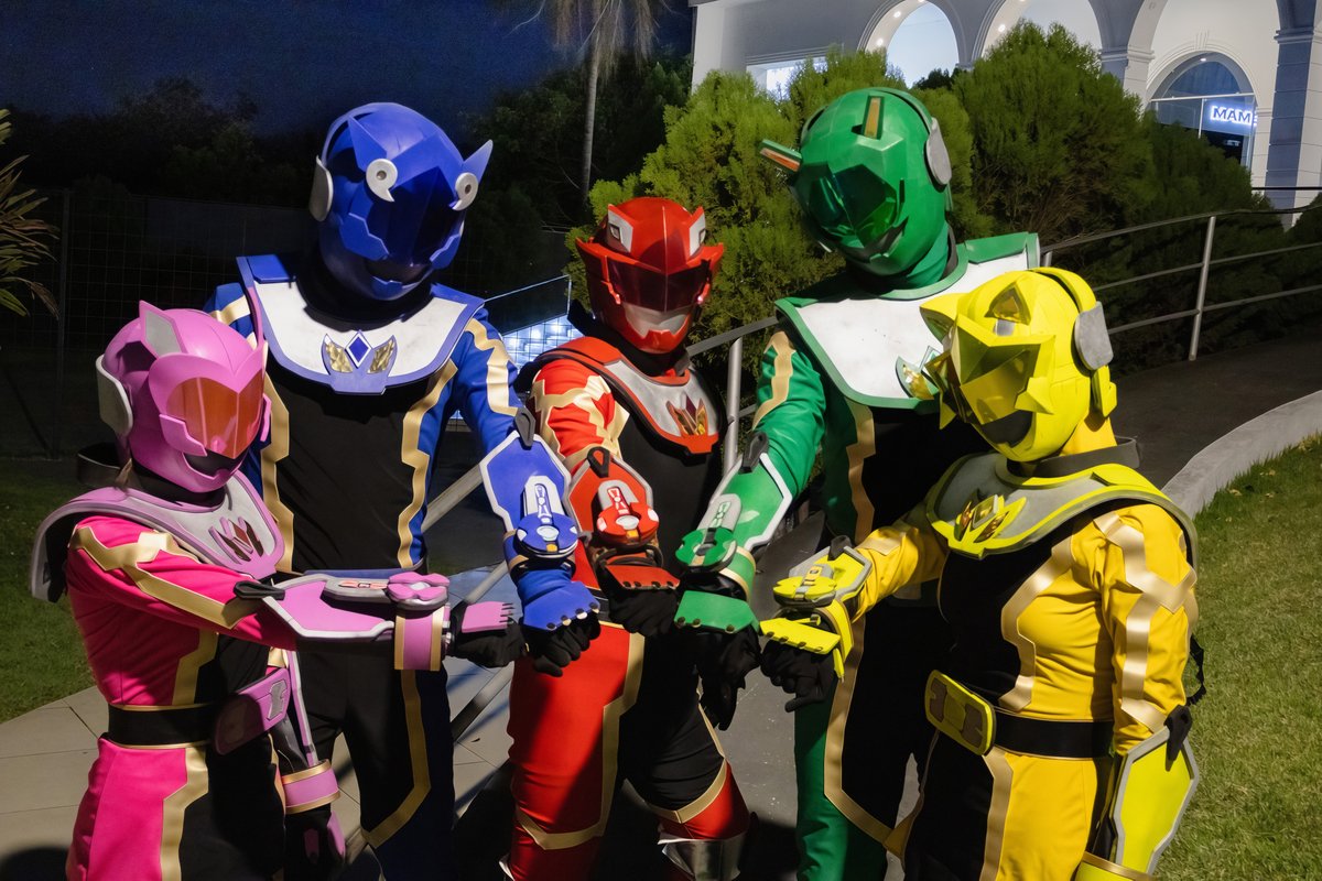 kizunaredranger's tweet photo. 絆創戦隊キズナファイブで、新しいイベントに参加してきました！

今回は少しリラックスした雰囲気で、ただ友達同士で楽しく過ごすために参加しました

これからの投稿では、メンバー一人ひとりの写真をアップしていきます！

#異世界レッド
#コスプレ
#特撮 https://t.co/D5VqCxjQag