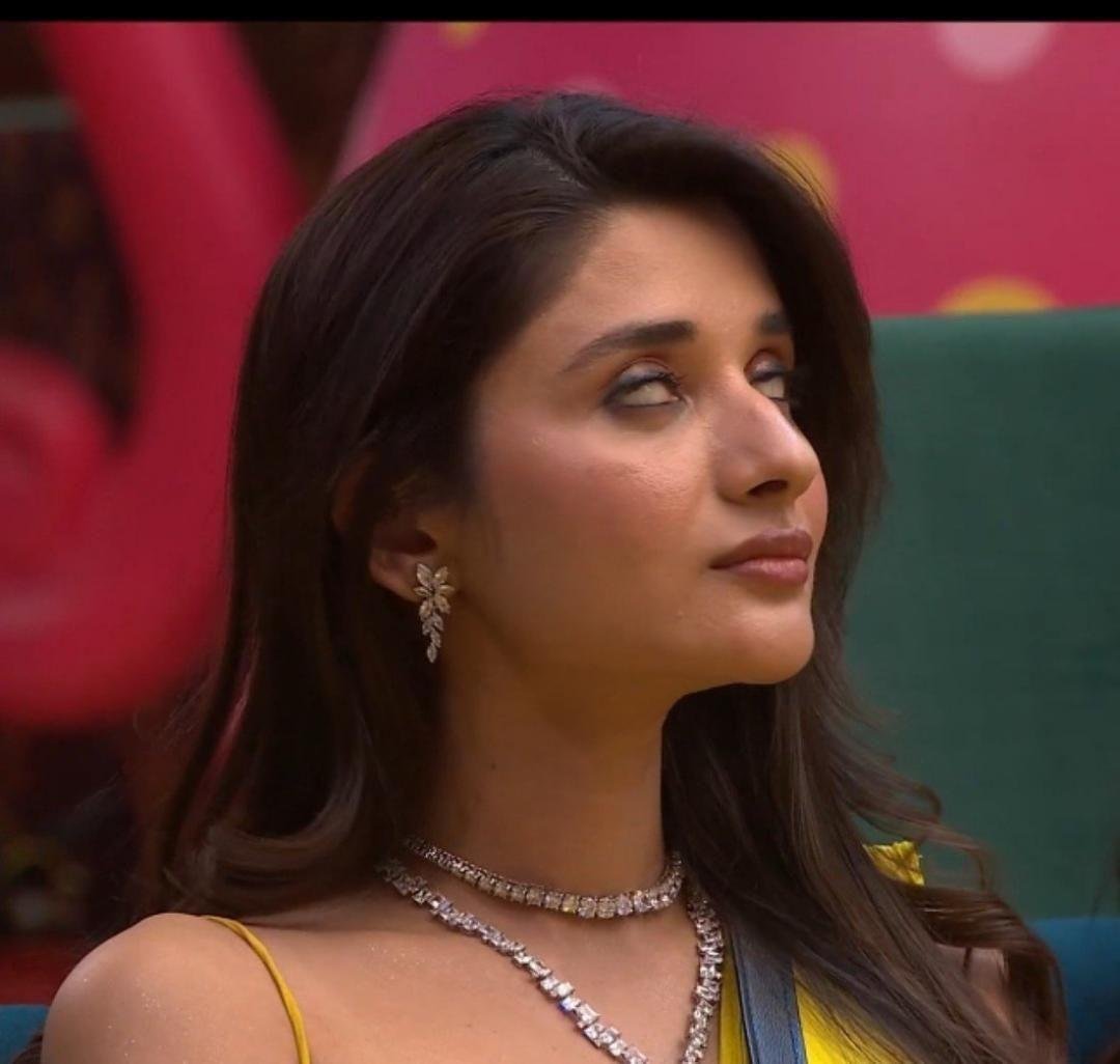 aguyfromhills's tweet photo. Whats with this expression 😭

#BB20 #BiggBoss20 https://t.co/pE3reXqDn3