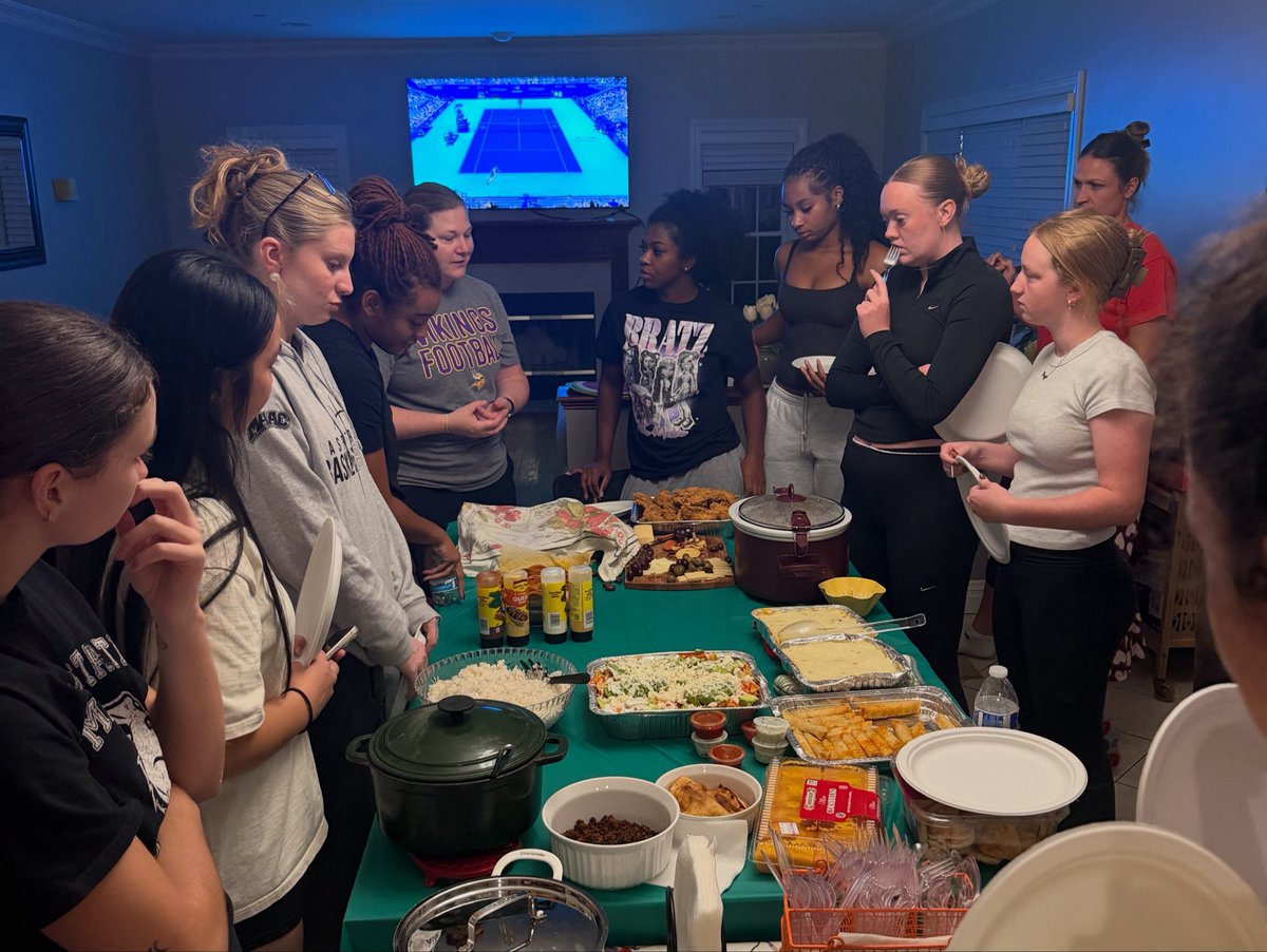 Manhattan_WBB's tweet photo. Culture Night at Coach @heathervulinβs house! Each person brought a dish that represented their culture, family, or upbringing. A special night filled with great food, meaningful stories, and an even stronger connection as a team. ππ½οΈ
#GoJaspers | #playGREEN π’βͺοΈ https://t.co/fGFCLr0qz2