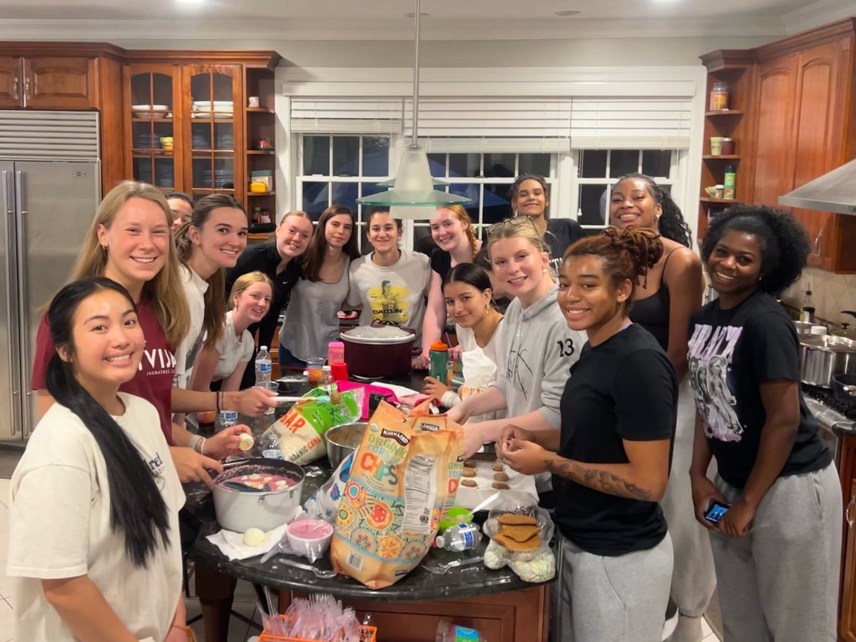 Manhattan_WBB's tweet photo. Culture Night at Coach @heathervulinβs house! Each person brought a dish that represented their culture, family, or upbringing. A special night filled with great food, meaningful stories, and an even stronger connection as a team. ππ½οΈ
#GoJaspers | #playGREEN π’βͺοΈ https://t.co/fGFCLr0qz2