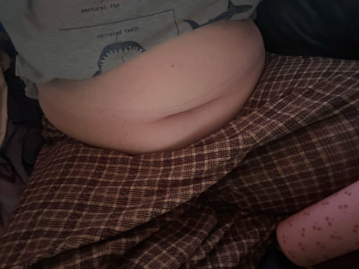 ButterballBarks's tweet photo. I looooove sitting in bed and eating snackies and smoking weed like a dumb puppy all day~ ⋆.ೃ࿔*:･಄ https://t.co/liXt6gs6Bj