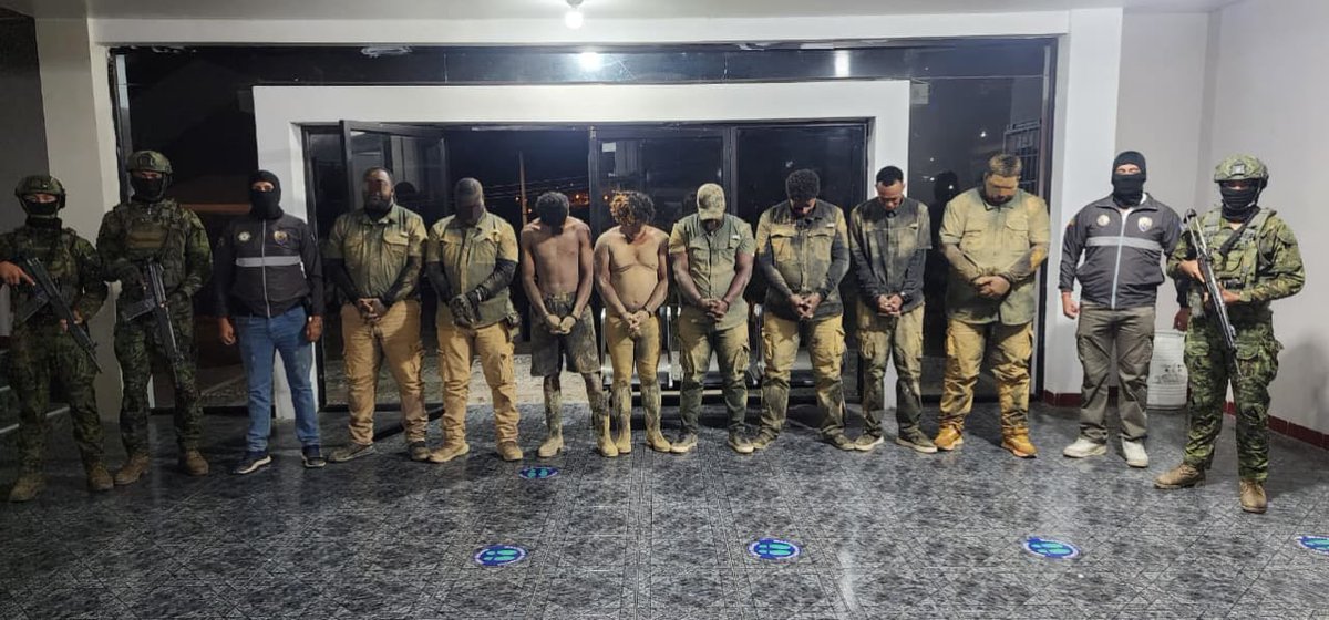 FFAAECUADOR's tweet photo. #Zaruma | Fuerzas Armadas ejecutaron una operación CAMEX, sector Chorrillo Bajo, fueron aprehendidos 7 ciudadanos y aislado 1 menor de edad. Se decomisaron armas de fuego, 60 cartuchos, 31 emulsiones, 33 cápsulas detonantes, nitrato de amonio y otras evidencias.
#FFAAContigo https://t.co/pcfjlnMrpe