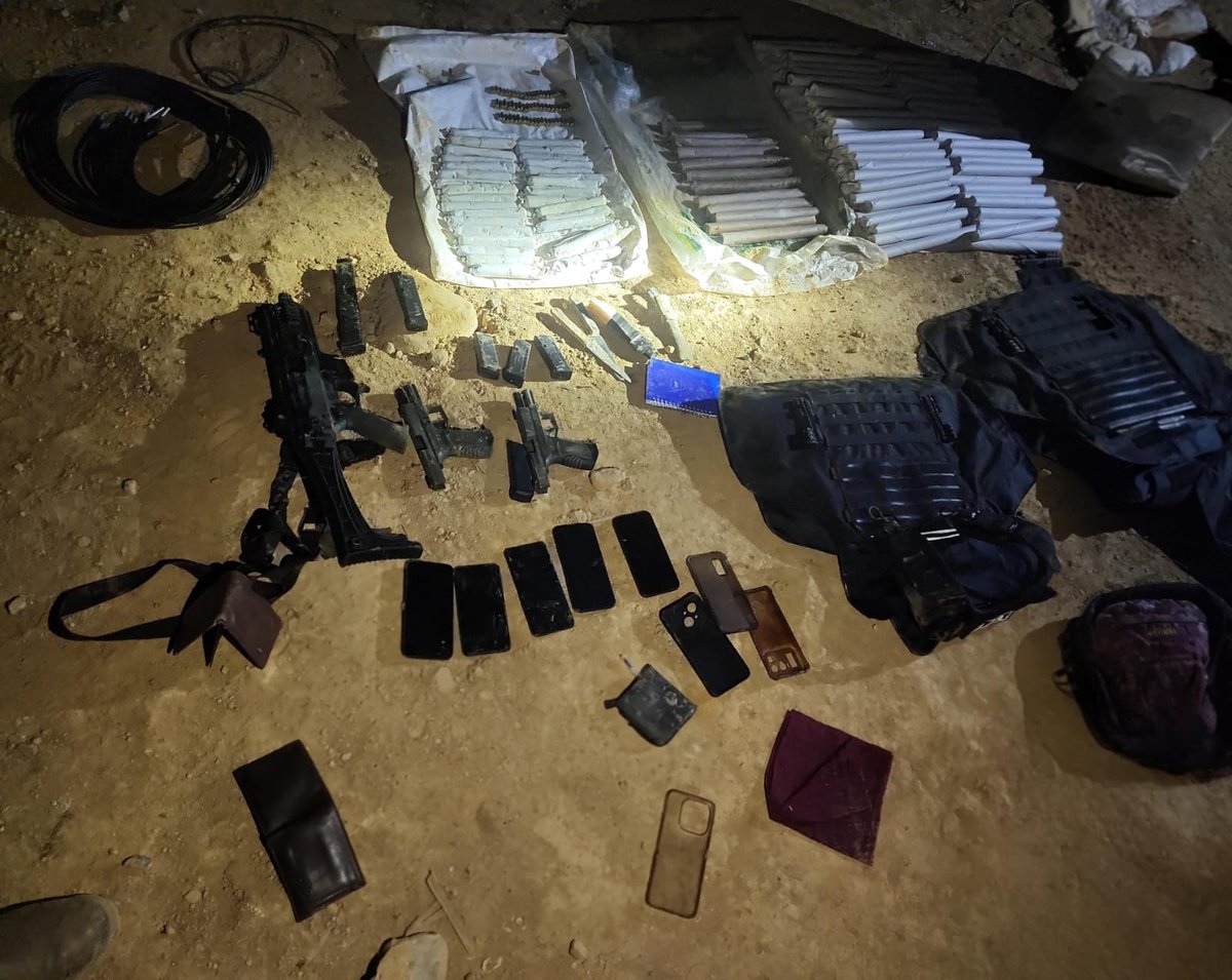FFAAECUADOR's tweet photo. #Zaruma | Fuerzas Armadas ejecutaron una operación CAMEX, sector Chorrillo Bajo, fueron aprehendidos 7 ciudadanos y aislado 1 menor de edad. Se decomisaron armas de fuego, 60 cartuchos, 31 emulsiones, 33 cápsulas detonantes, nitrato de amonio y otras evidencias.
#FFAAContigo https://t.co/pcfjlnMrpe