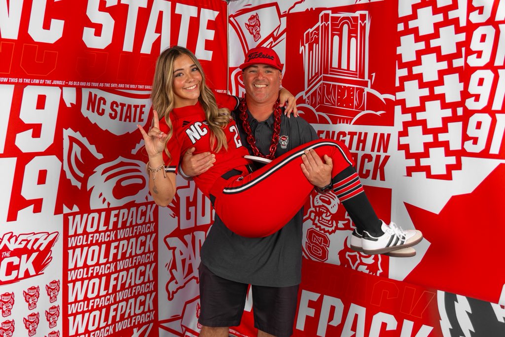 Ashlynn_k18's tweet photo. LIGHT IT RED!!πΊβ€οΈ #committed @LLefty18 @boschml @FrizellRiley @CoachCassady @PackSoftball @DHSWOLVES_SB @dale_serie @rshawn7520 @Nicoleeee_04 @bombers_academy https://t.co/4YPRyQX9JG