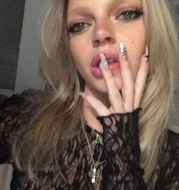 hourlystsatine's tweet photo. emily teleported straight from 2014 tumblr https://t.co/M9MfYTA0mn