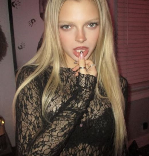 hourlystsatine's tweet photo. emily teleported straight from 2014 tumblr https://t.co/M9MfYTA0mn