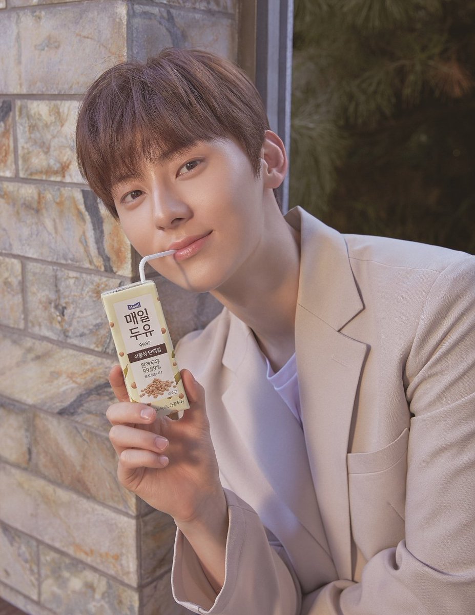 hwangdomutuals's tweet photo. 🍑 7 years ago today, Minhyun was officially announced as brand model for the soy milk brand Maeil https://t.co/e2o5860io3
