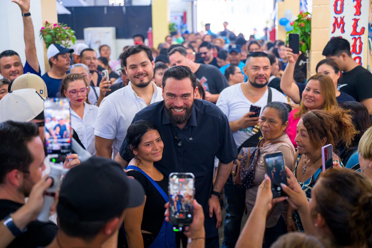 marioduran's tweet photo. El Mercado Central está resurgiendo.🇸🇻

Hoy compartimos un Festival Gastronómico con 10,000 bocadillos gratis. https://t.co/nfK16SvGRb