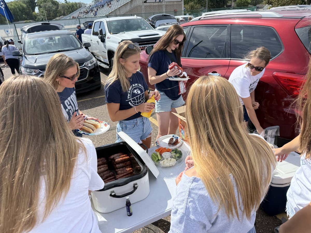 BlueDevilsWBB's tweet photo. Home Opener + Team Tailgate ➡️ @UWStoutFootball WIN!! 🤩

#GDTBABD #RollDevs 😈💙 https://t.co/9hKfZLmvXp
