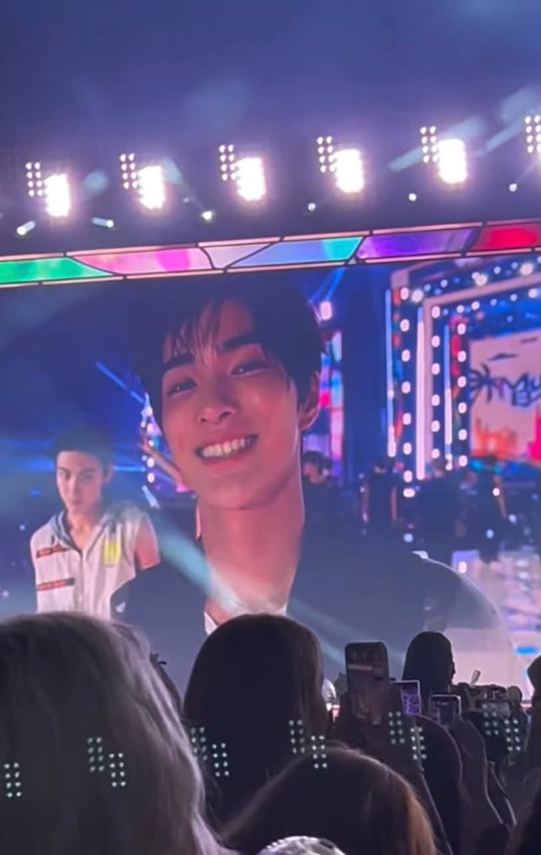 geonhocean's tweet photo. THE WAY HIS WHOLE FACE LIGHTS UP WHEN HE SMILES 😭😭😭 THAT KIND OF SMILE JUST GETS ME EVERY TIME 😭😭😭 https://t.co/ToOPrmVKjG