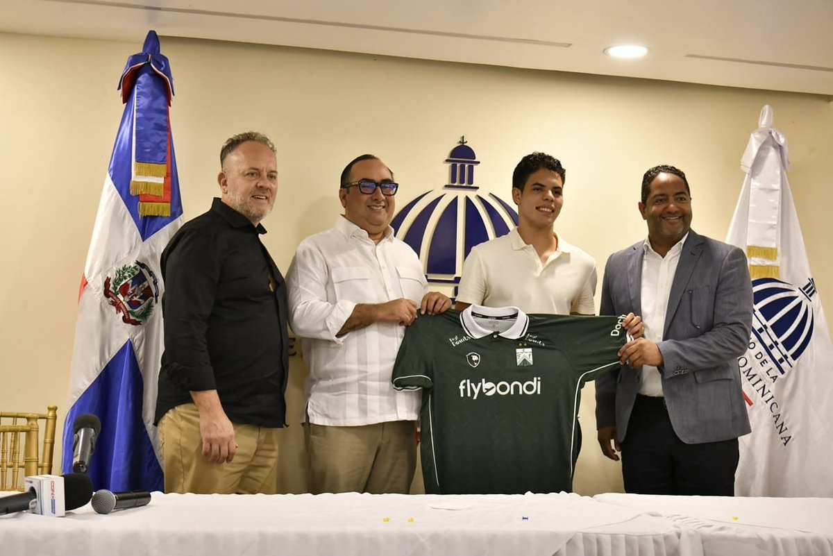 santikornicki's tweet photo. Bueno, confirmado Daniel Alcaraz de candidato por Identidad Verdolaga.

Un hincha de Independiente, del palo del voley y que hace unos meses arrancó a hacer negocios con el fútbol de Ferro en República Dominicana, donde fundó y labura su empresa.
Qué tipazo, como la vió. https://t.co/8G9Ukyal5s