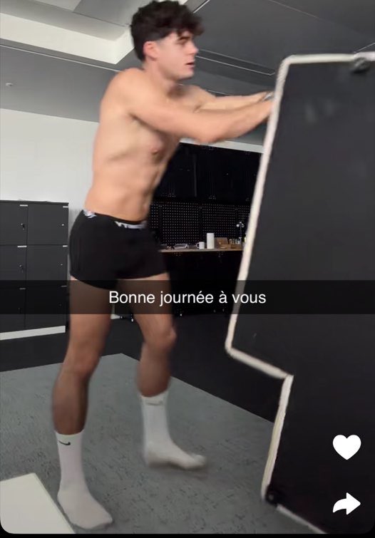 Nudeikff's tweet photo. Larzizematteo est tellement incroyable en caleçon 😍 https://t.co/glMXKzdyyQ
