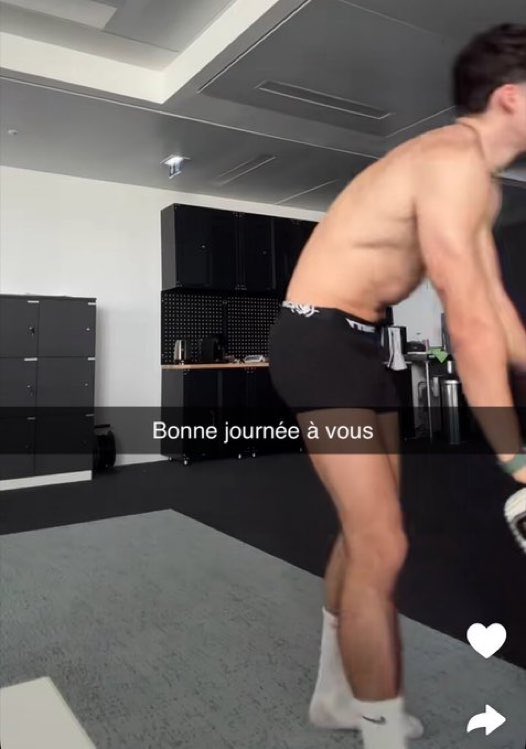 Nudeikff's tweet photo. Larzizematteo est tellement incroyable en caleçon 😍 https://t.co/glMXKzdyyQ