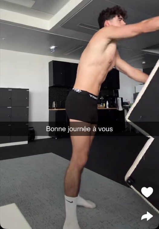 Nudeikff's tweet photo. Larzizematteo est tellement incroyable en caleçon 😍 https://t.co/glMXKzdyyQ