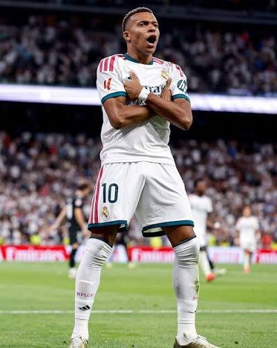 princedinho's tweet photo. MBAPPÉ IS ON FIRE. 🔥🇫🇷

2 goals + 1 assist for Mbappé. 😮‍💨
Madrid are back to winning ways in LaLiga.
Is Mbappé already the best player in LaLiga this season https://t.co/9OrNt0Ha49