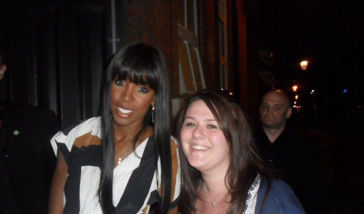 graceywacey_CC's tweet photo. Throwback to when @KELLYROWLAND saved me from the paparazzi, took one of their prints, signed it &amp; gave it to me &amp; then asked if I wanted a photo. Sweetest soul🥰🩷 #kellyrowland #thevoiceuk https://t.co/43Yt28BBZl