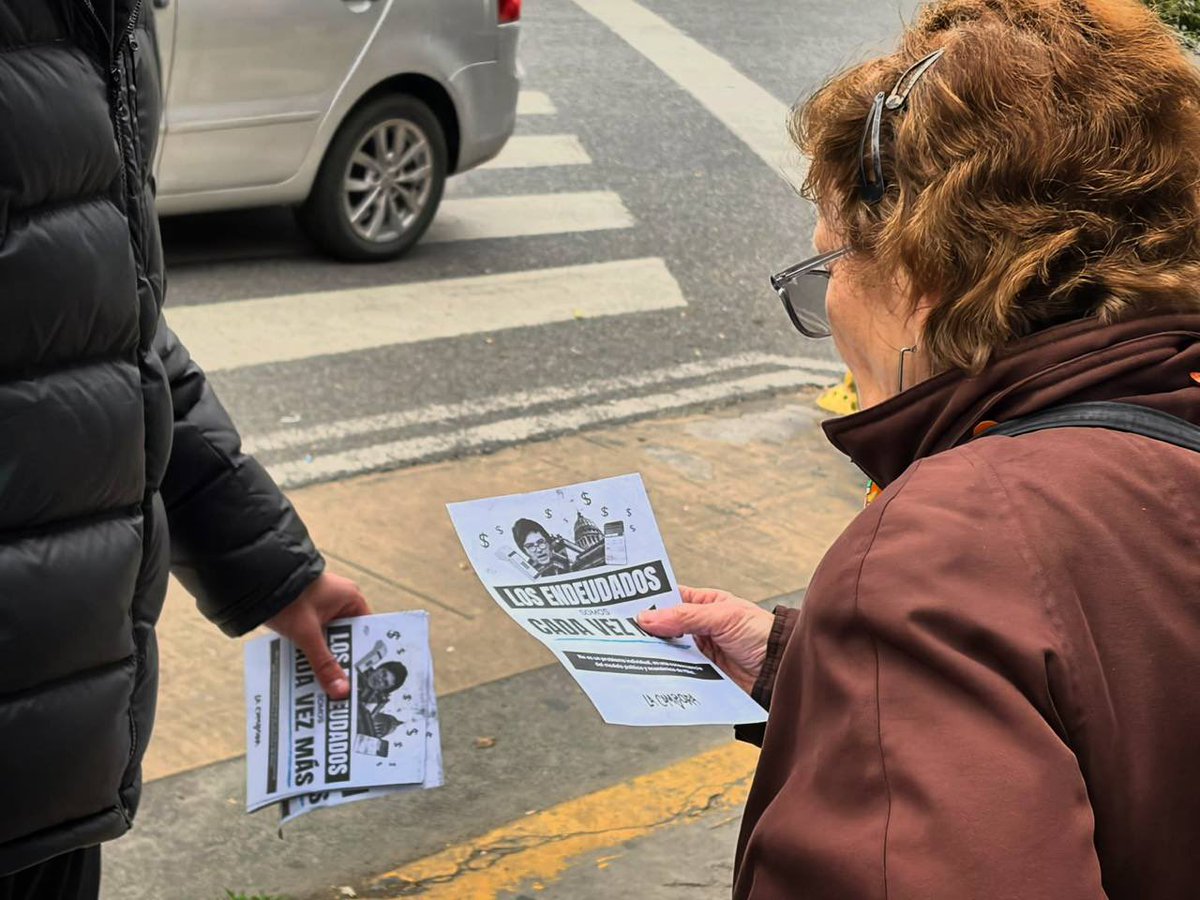 LaCampora_CABA's tweet photo. En la Ciudad los endeudados y endeudadas somos cada vez más. No es un problema individual es consecuencia del modelo político y económico de Milei en la Nación y Macri en la Ciudad. 

Estuvimos volanteando en cada barrio charlando con los vecinos y vecinas sobre esta problemática que ya afecta a dos millones de porteños y porteñas.