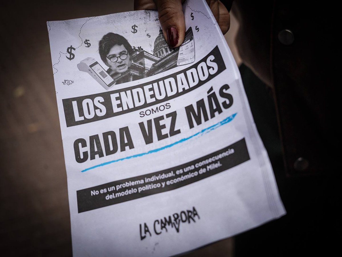 LaCampora_CABA's tweet photo. En la Ciudad los endeudados y endeudadas somos cada vez más. No es un problema individual es consecuencia del modelo político y económico de Milei en la Nación y Macri en la Ciudad. 

Estuvimos volanteando en cada barrio charlando con los vecinos y vecinas sobre esta problemática que ya afecta a dos millones de porteños y porteñas.