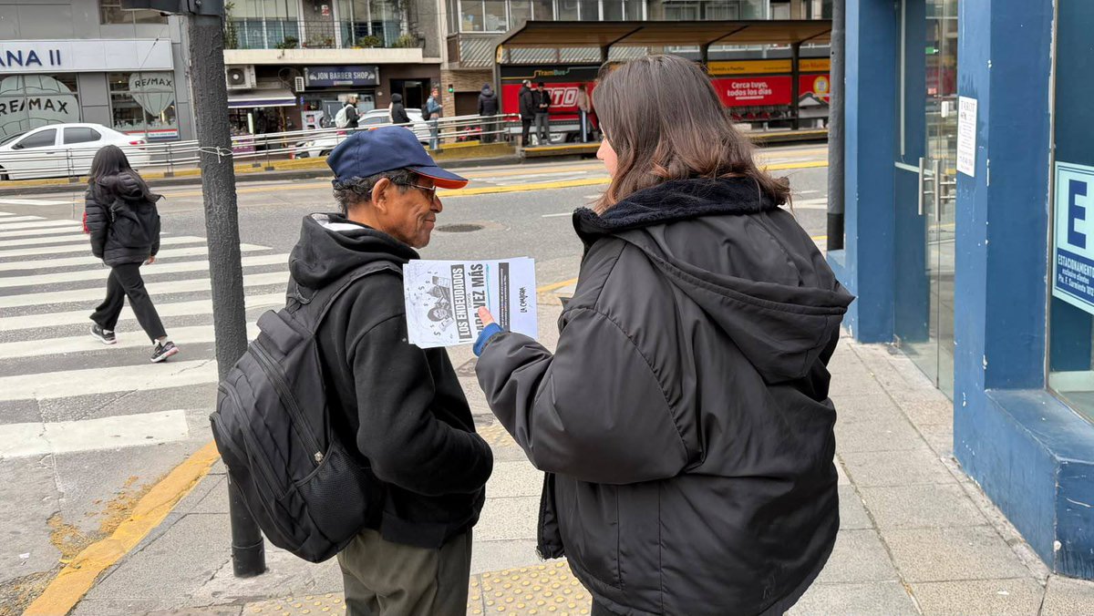 LaCampora_CABA's tweet photo. En la Ciudad los endeudados y endeudadas somos cada vez más. No es un problema individual es consecuencia del modelo político y económico de Milei en la Nación y Macri en la Ciudad. 

Estuvimos volanteando en cada barrio charlando con los vecinos y vecinas sobre esta problemática que ya afecta a dos millones de porteños y porteñas.