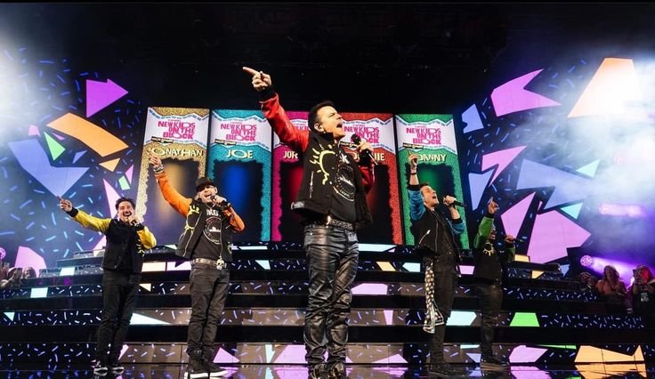 Isawood79's tweet photo. Forever thankful for these five. 🥹💚

@dannywood @DonnieWahlberg @joeymcintyre #Jonathanknight #Jordanknight @nkotb

#Saturday #NKOTB #Summermagictourmemories 

📸: @ParisVisone https://t.co/azs6n53iSi