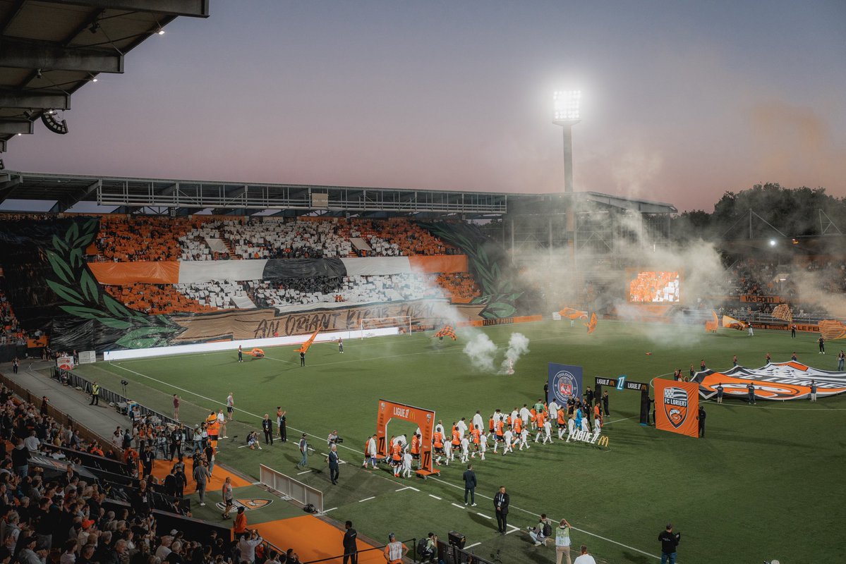 FCLorient's tweet photo. 𝘼𝙣 𝙊𝙧𝙞𝙖𝙣𝙩 🟠⚫️ https://t.co/iQR3uXYmKN