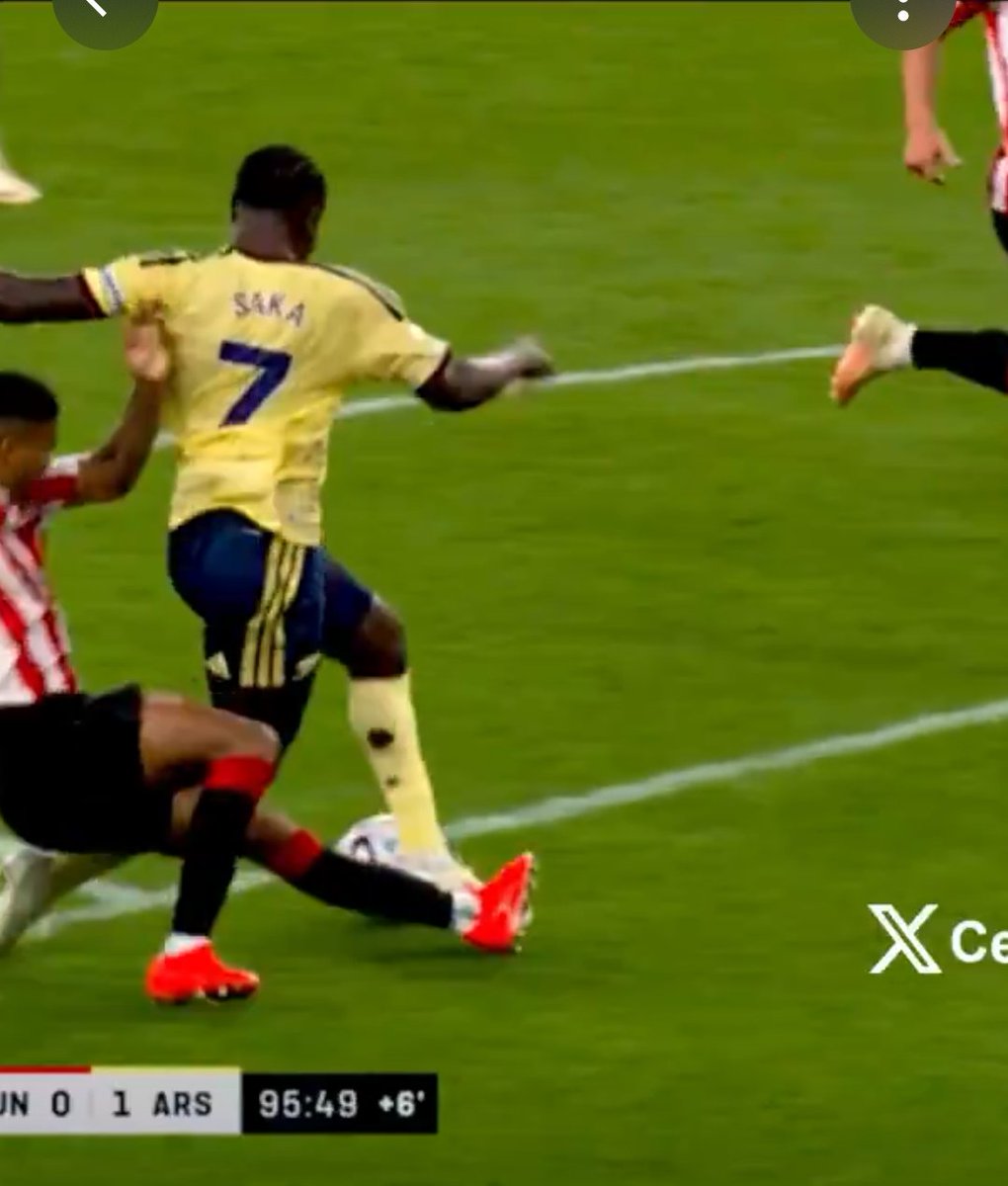 ShadowQays's tweet photo. @tobyasky @henry_omijie @lifeaseverest Right there.. i agree it was minimal.. and i would hate it if given against Arsenal.. 

But it was checked by VAR and was given..

It wasn't a clear and obvious error from the ref.. so it would have to stand.. just like the Sunderland's https://t.co/11HMTm5tP0