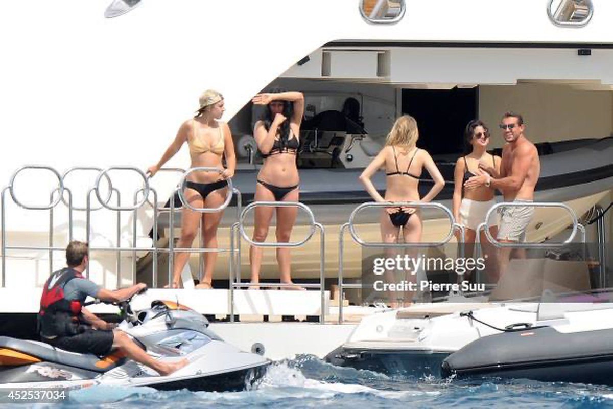 kimkbra's tweet photo. Nossa que engraçado. Enquanto a sua fav Selena tava se prostituindo. Hailey Bieber e Bella Hadid estavam fotografando a campanha da Versace. https://t.co/66QhuE7tEy
