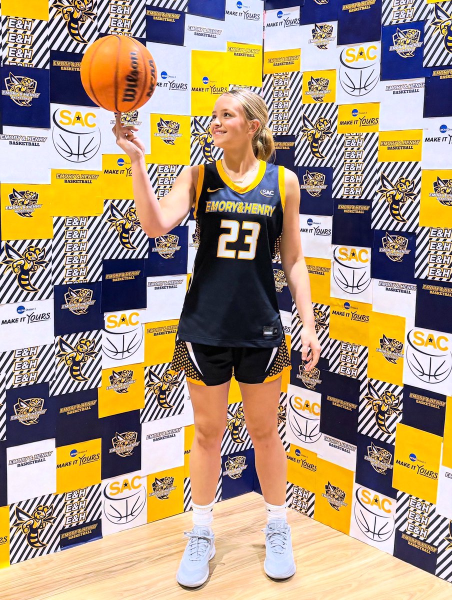 AubreyLMoore's tweet photo. Thank you everyone at @EmoryHenry_WBB for the amazing visit today! 
 🐝🏀 https://t.co/Ius7DNffQ5