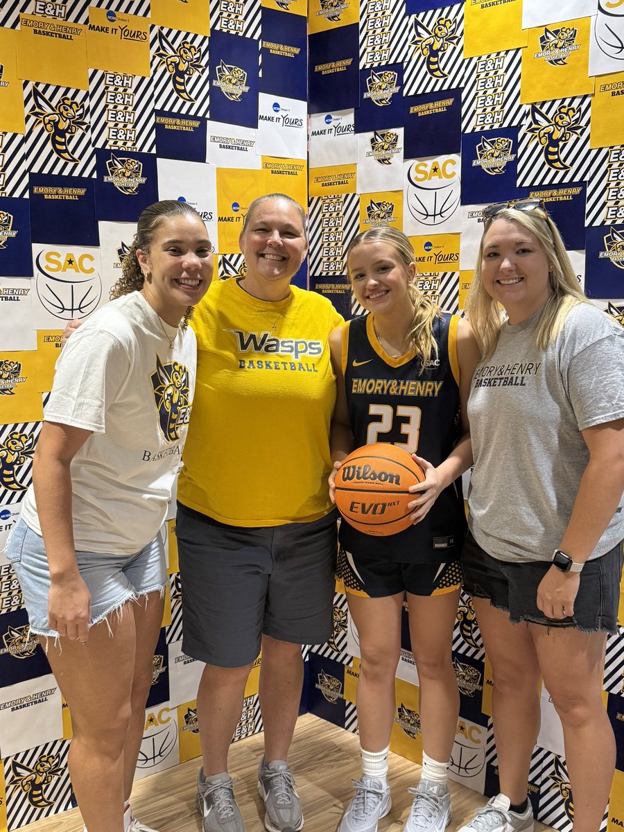 AubreyLMoore's tweet photo. Thank you everyone at @EmoryHenry_WBB for the amazing visit today! 
 🐝🏀 https://t.co/Ius7DNffQ5