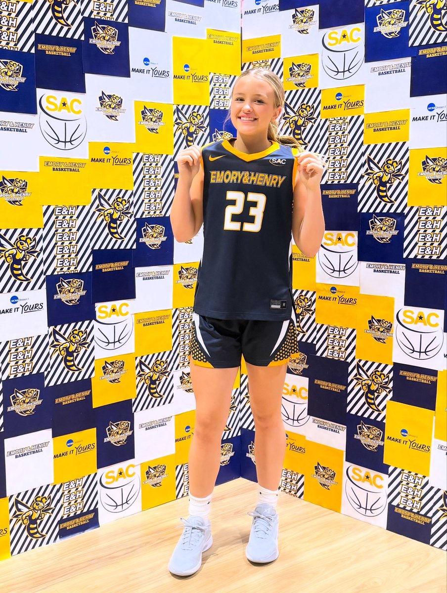 AubreyLMoore's tweet photo. Thank you everyone at @EmoryHenry_WBB for the amazing visit today! 
 🐝🏀 https://t.co/Ius7DNffQ5