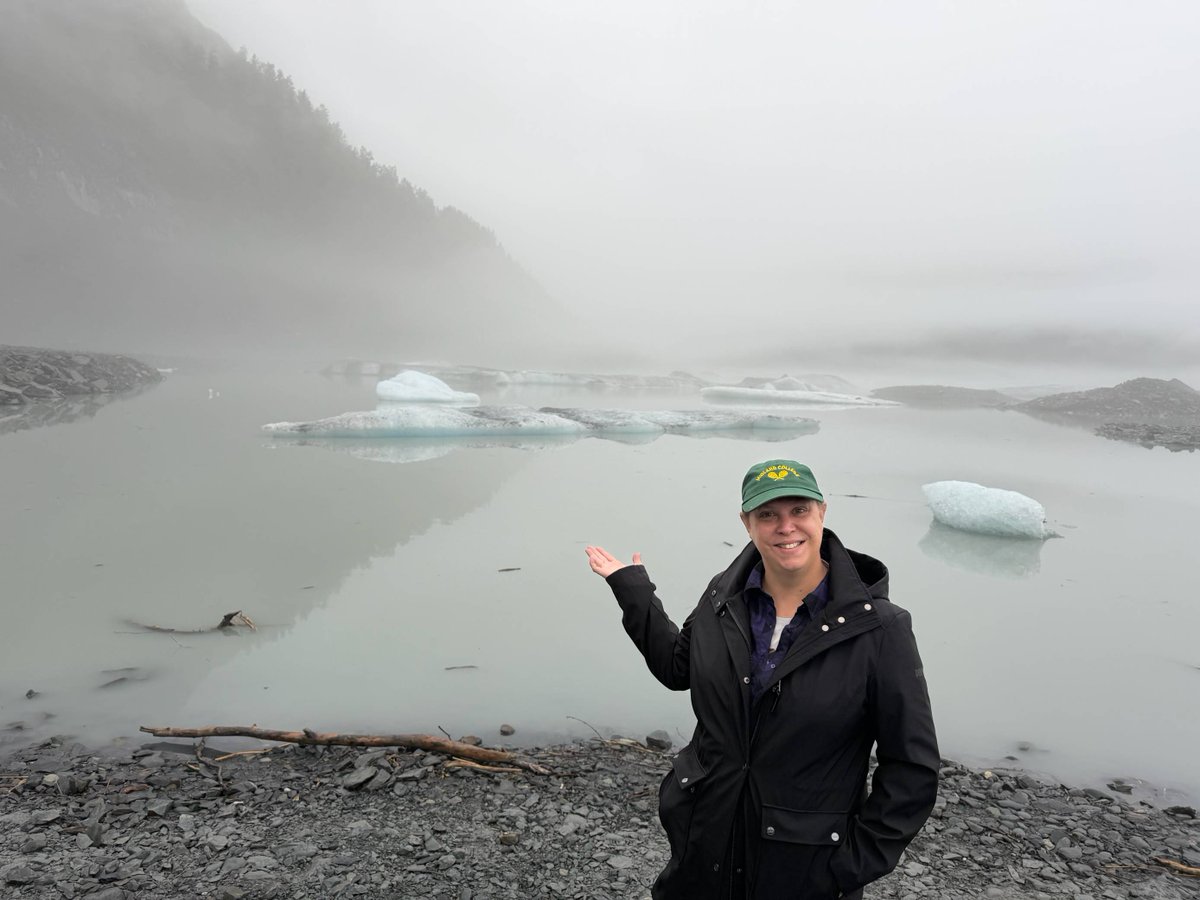 Midland_College's tweet photo. From West Texas to Alaska. π§π
Carrie Henson took the Chaps with her to see the glaciers β MC hat and Chaps sign included.
Green and gold look good everywhere. ππ #ChapsAroundTheWorld https://t.co/ECo97Uyj3V