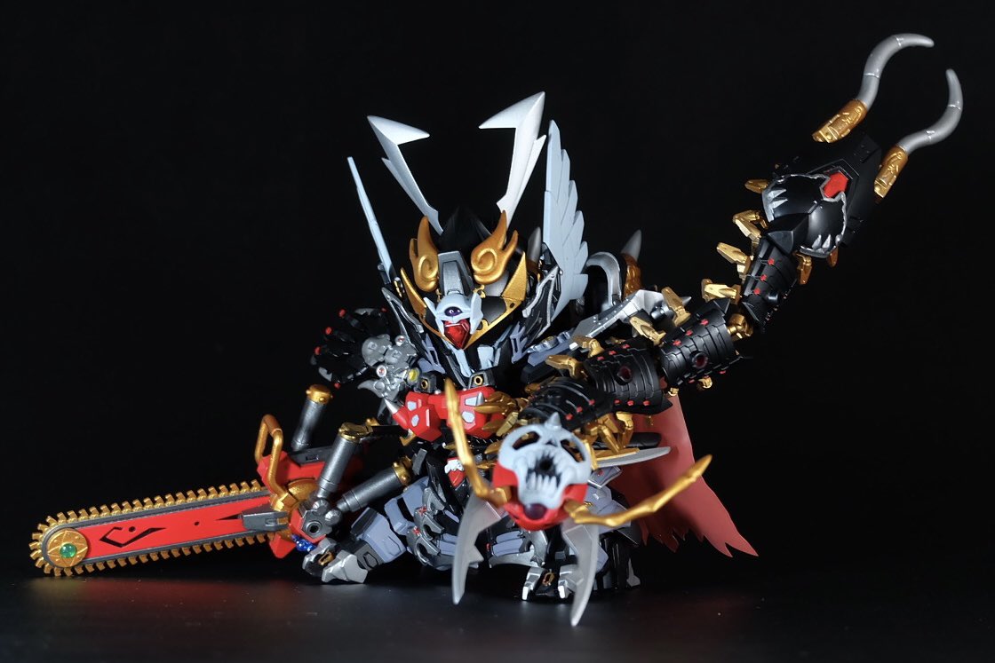 HAND019's tweet photo. 魔界棲獣【スヴァローグ】
ムカデ型の魔物。獅覇の守護獣。
不壊無巧鋼でさらに強化された鎧ムカデ。

日本で武の神様と言えば毘沙門天！その使いの百足が魔界武者ともマッチするだろうと思い、三羅将のパーツとサンマルのパーツを使って再現しました！ https://t.co/4M16IniV76