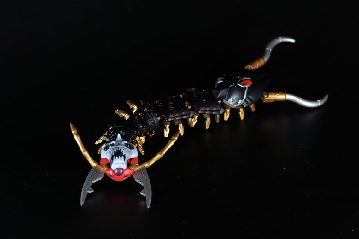 HAND019's tweet photo. 魔界棲獣【スヴァローグ】
ムカデ型の魔物。獅覇の守護獣。
不壊無巧鋼でさらに強化された鎧ムカデ。

日本で武の神様と言えば毘沙門天！その使いの百足が魔界武者ともマッチするだろうと思い、三羅将のパーツとサンマルのパーツを使って再現しました！ https://t.co/4M16IniV76