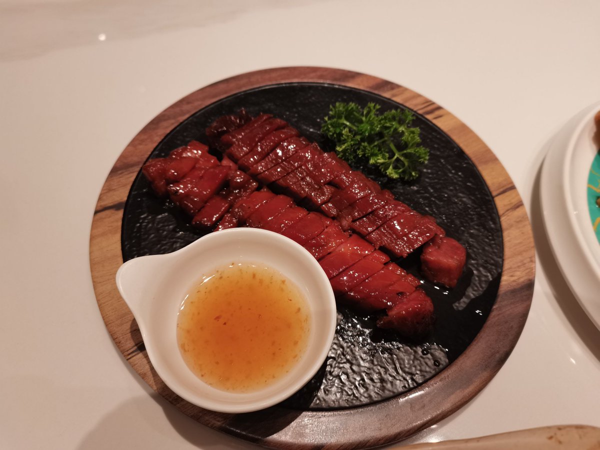 aslcad's tweet photo. 深夜路边的淀粉肠！刷满甜辣酱汁咬开还爆汁，香到跺脚谁懂啊 https://t.co/pfwXm8J8z6
