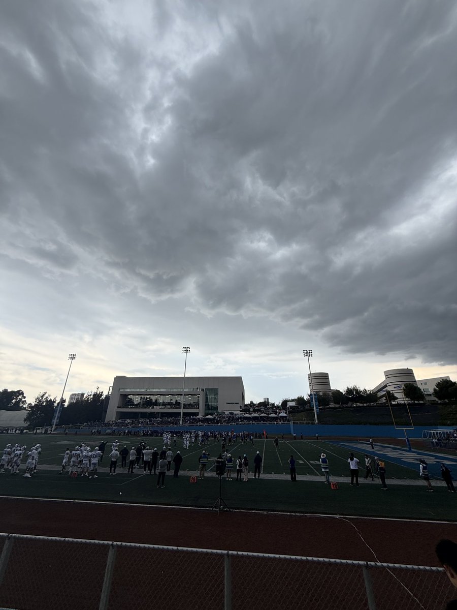 SoyMandoTec's tweet photo. Parece que va a llover  en el Cráter Azul🌧️ https://t.co/Y67yBHicxC